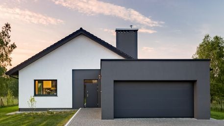 Moderne hus med garasje foran