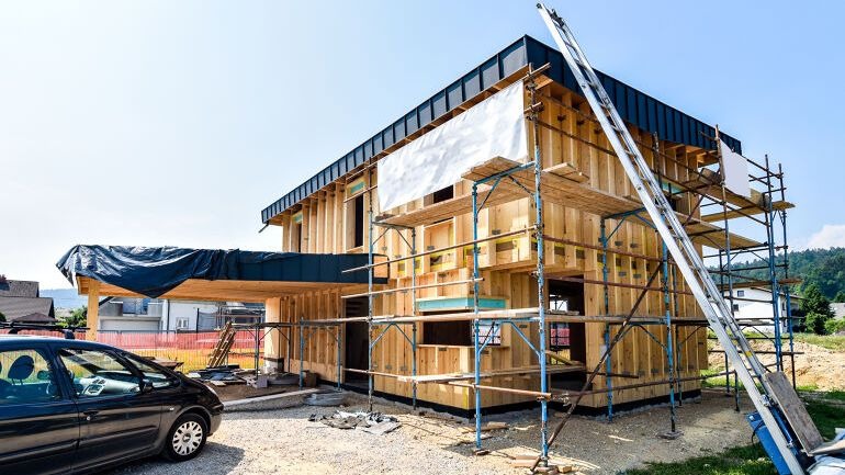 Bygg under oppbygging med stenderverk